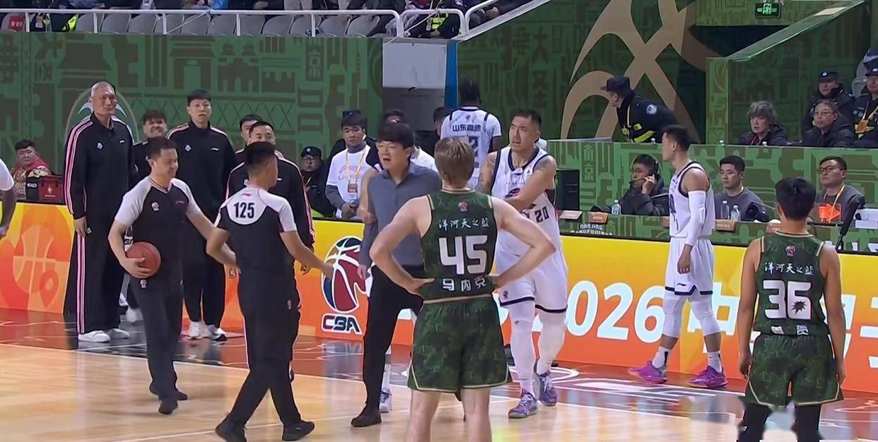 包含CBA季后赛赛程吃紧，国际米兰清晨调整名单，压力陡增，轮换策略成焦点的词条